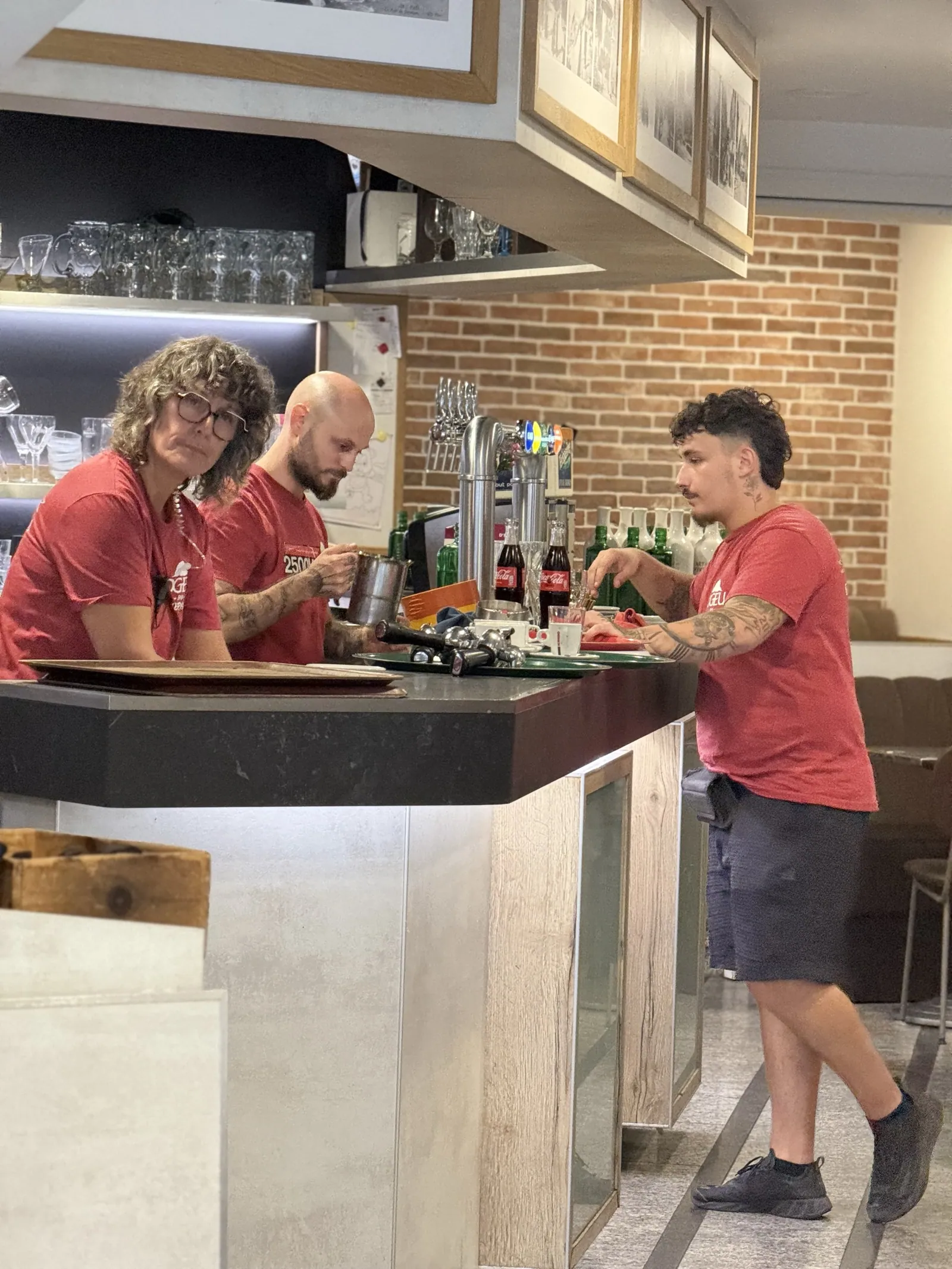 Le comptoir du bar et l'équipe du Cristal en service