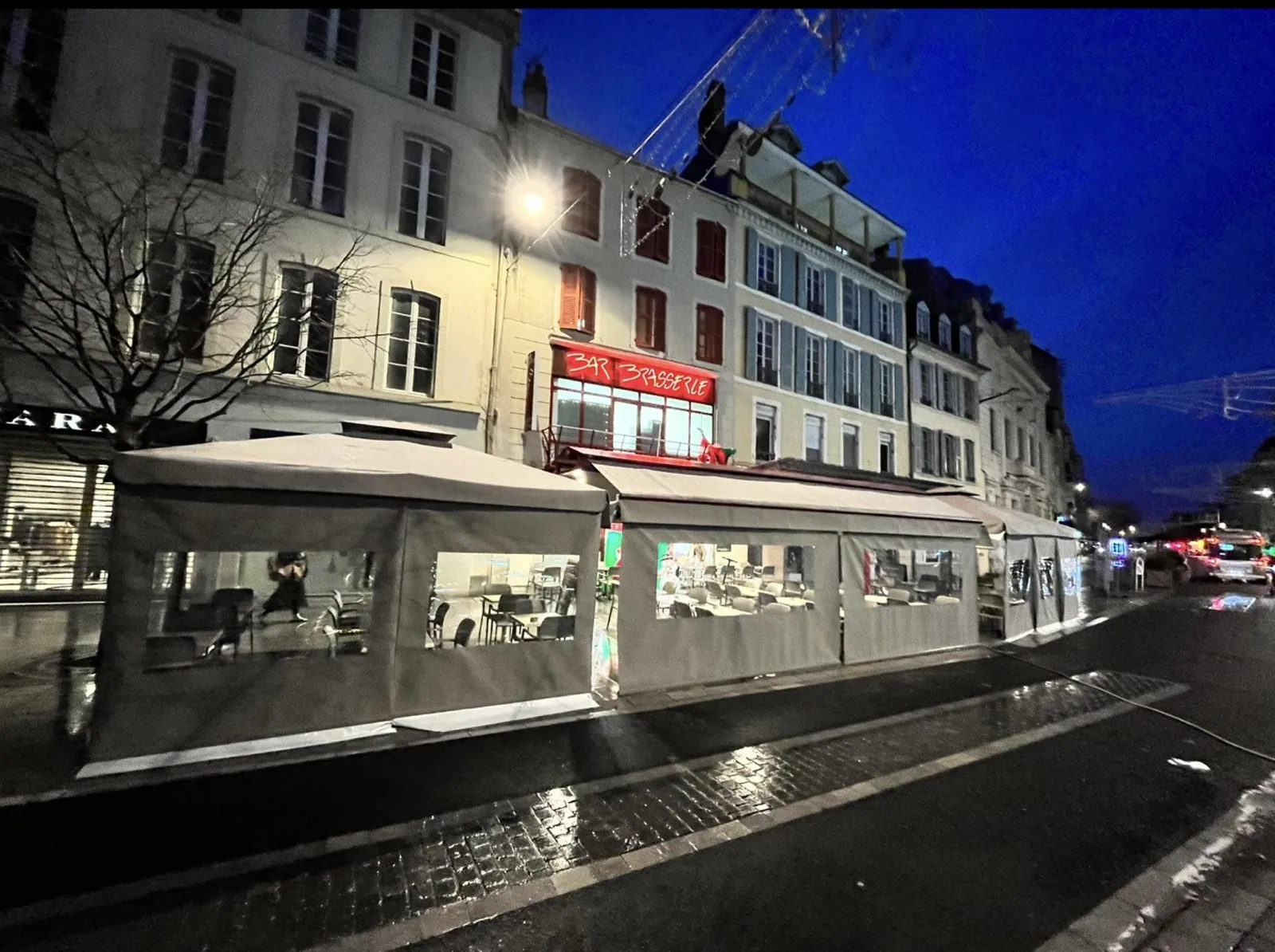 La façade éclairée du Cristal en soirée, rue Maréchal Foch à Pau