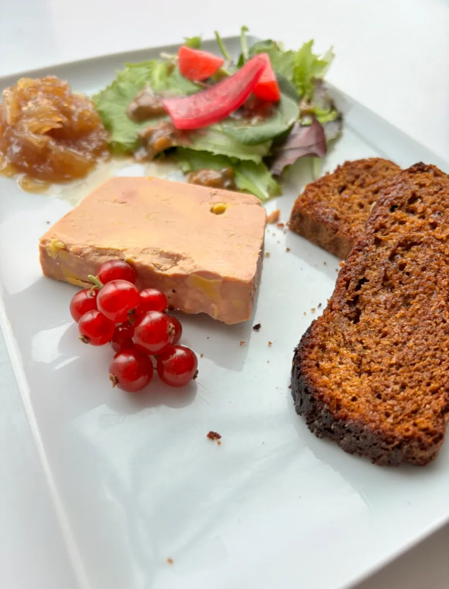 Tranche de foie gras accompagnée de pain d'épices et de salade
