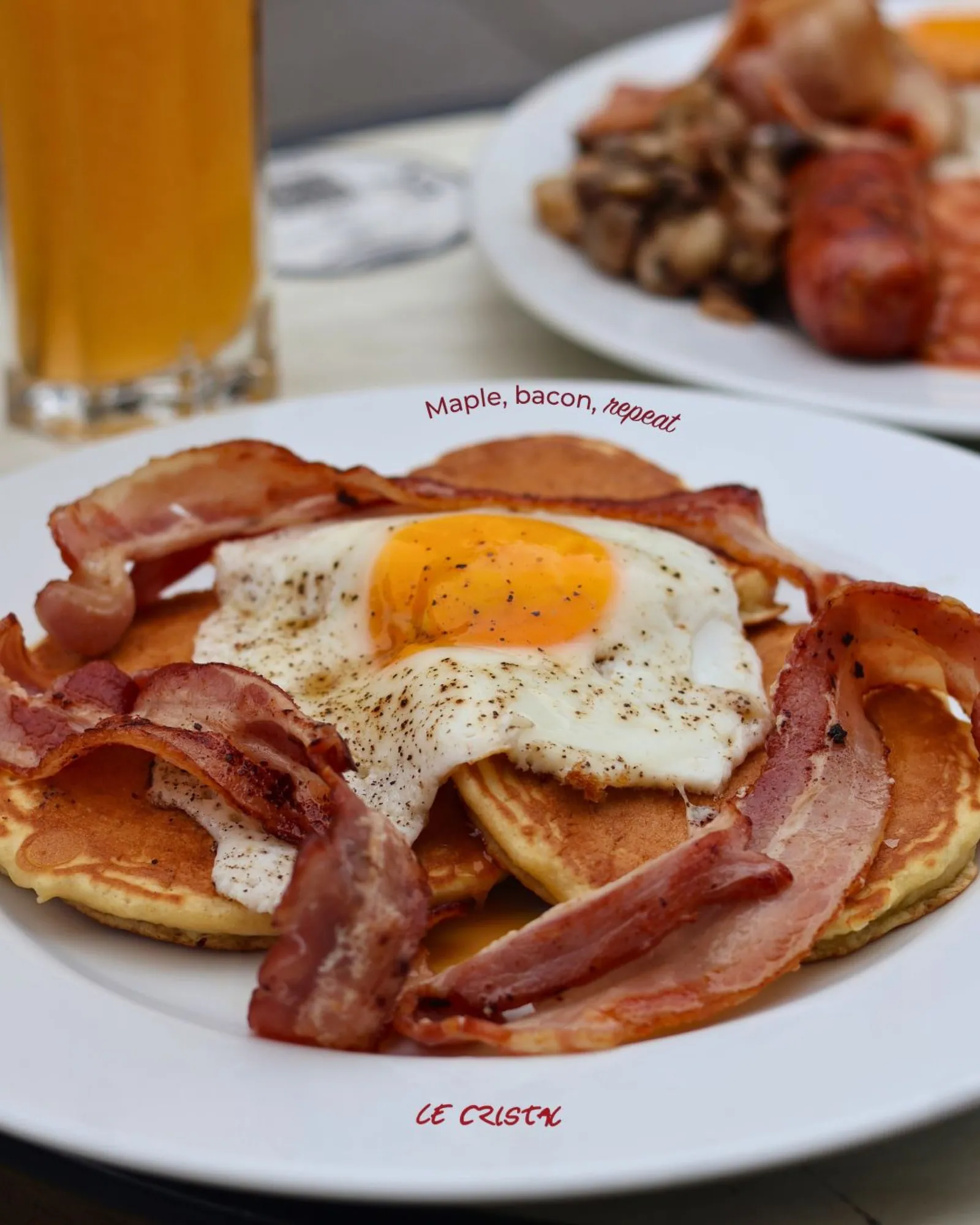 Assiette de pancakes, bacon et œuf du brunch du dimanche au Cristal