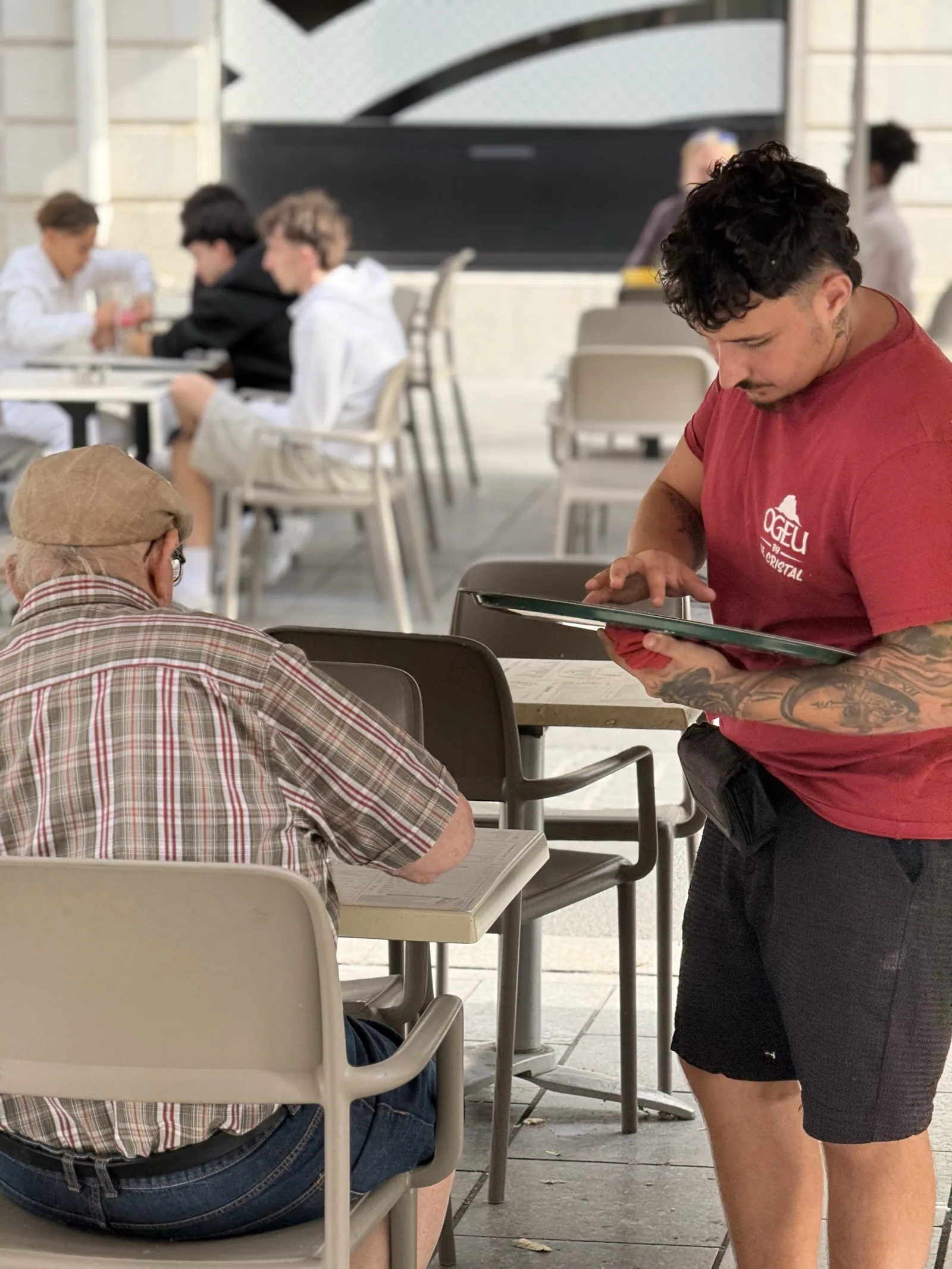 Service en terrasse auprès des clients du Cristal