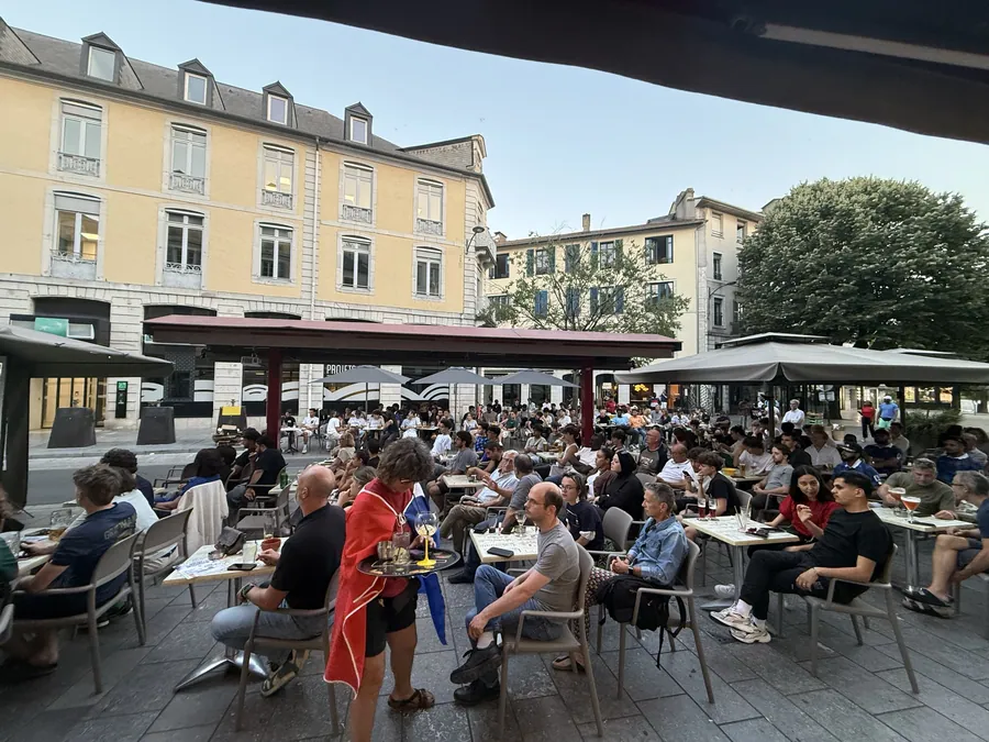 La terrasse du Cristal remplie un après-midi d'été, en centre-ville de Pau