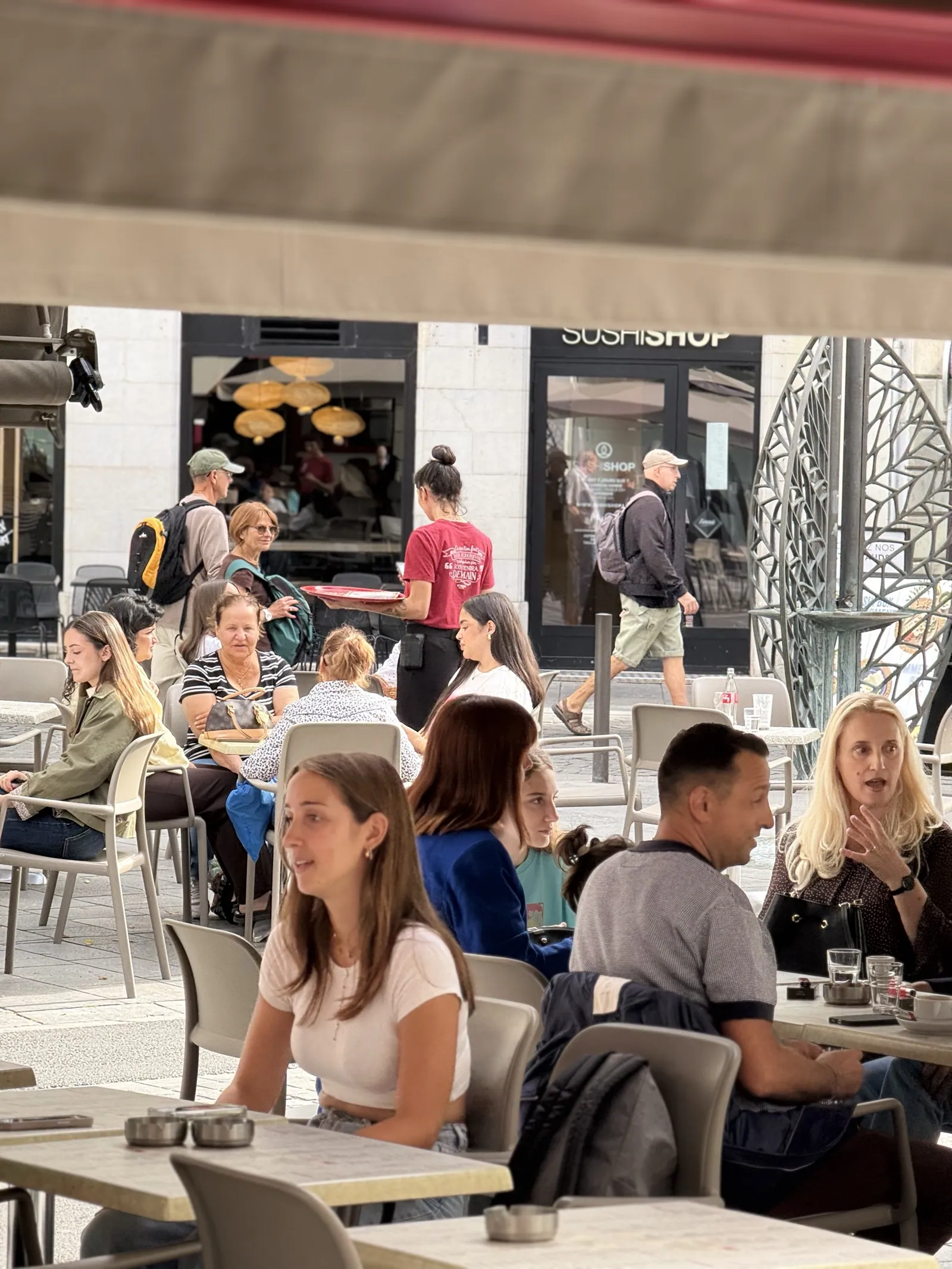 La terrasse du Cristal sur la rue piétonne du centre de Pau